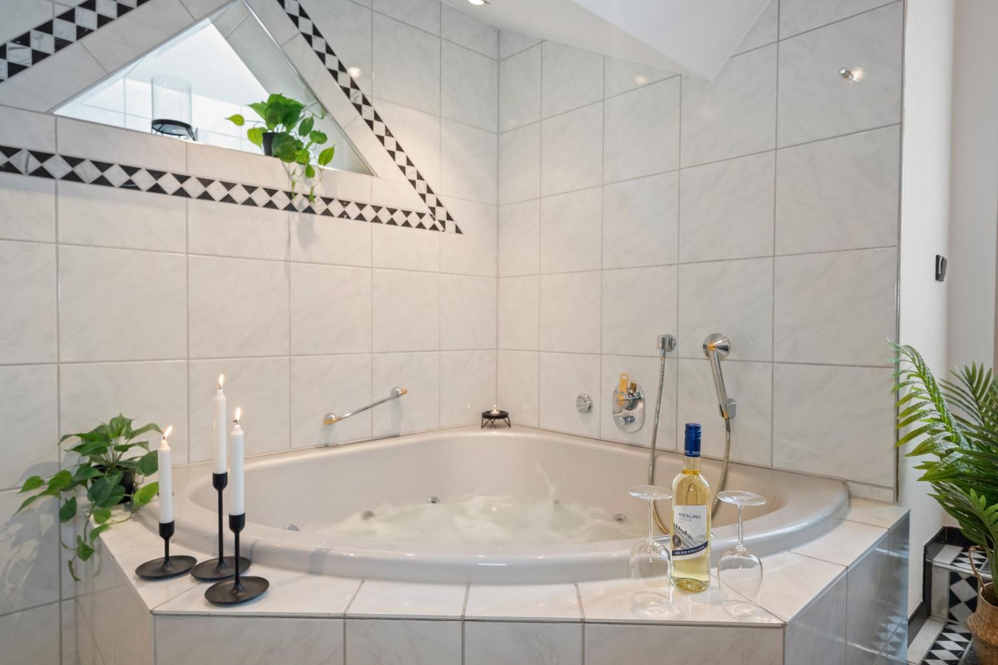 Stadtoase Fulda Mit Flair - Whirlpool, Balkon, 2Xparkplaetze, Highspeed Wlan Eksteriør billede